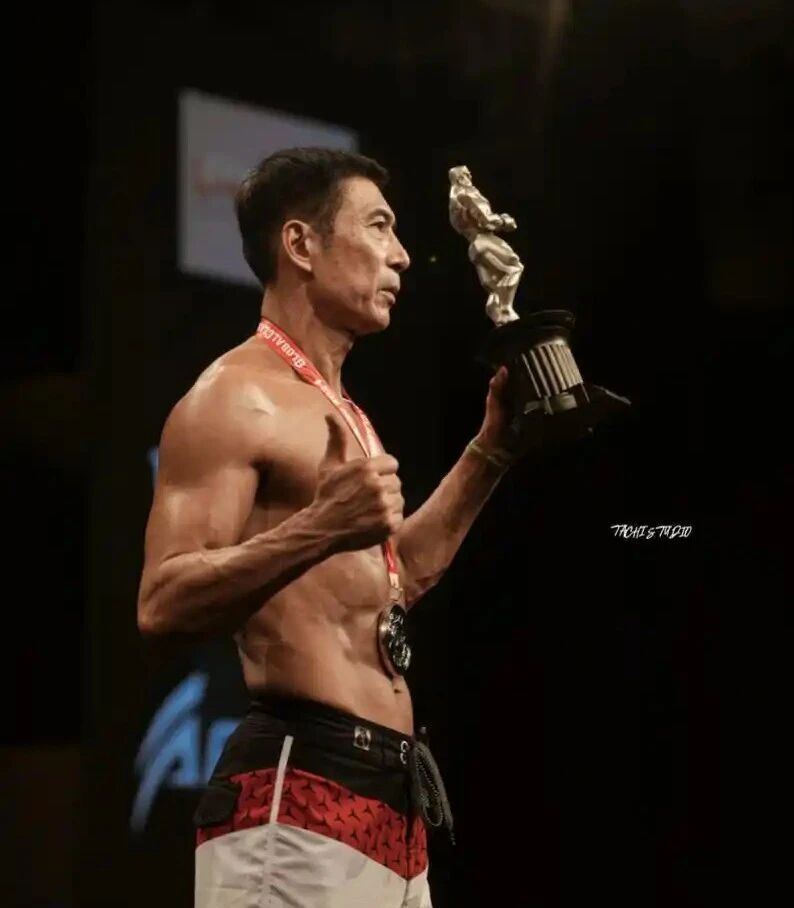 他还在手术, 们的积极反, 赛场