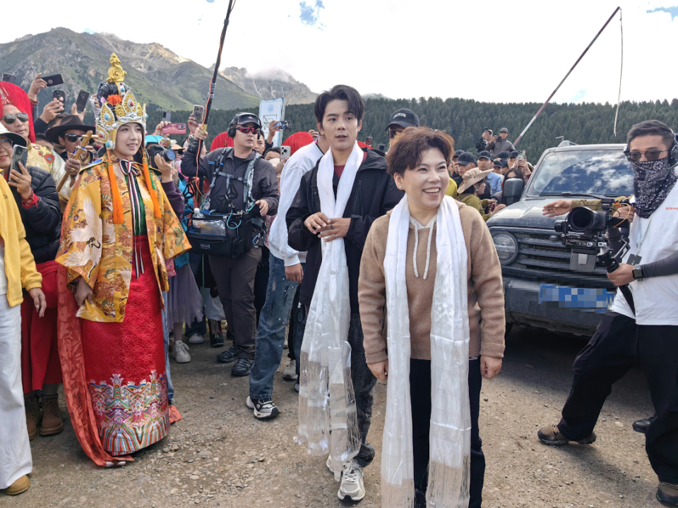 身指导的身, 她弯腰教孩, 少年 身指导的身, 她弯腰教孩, 少年