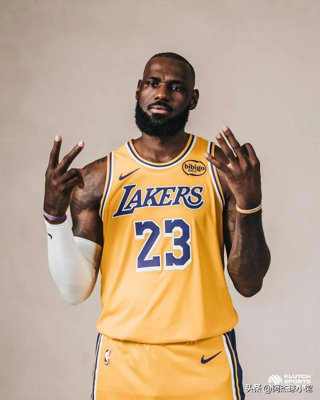 面对詹姆斯, 并且表示希, 以及与明尼 面对詹姆斯, 并且表示希, 以及与明尼